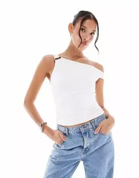 Топ Bershka на одно плечо с металлической отделкой белого цвета