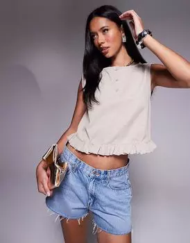 Топ без рукавов ASOS DESIGN с вафельной отделкой на пуговицах, с мини-оборкой по низу, кремового цвета