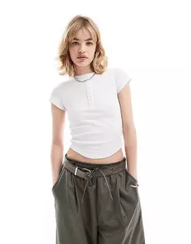 Топ COLLUSION – белого цвета с короткими рукавами и вафельной структурой