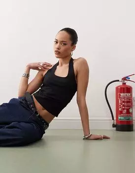 Топ COLLUSION с бретельками через шею и отделкой кантом белого цвета