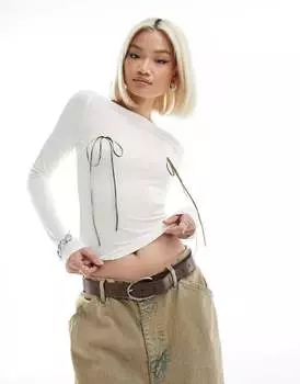 Топ цвета экрю с длинными рукавами Collusion, вырезом горловины и отделкой лентой