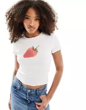 Топ цвета слоновой кости со сборками и клубничным принтом ASOS