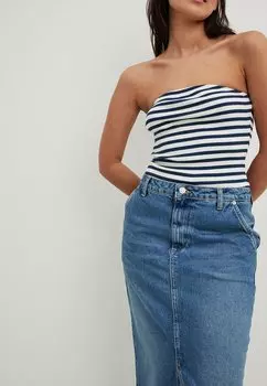 Топ GESTREIFTES TUBE NA-KD, темно-белый