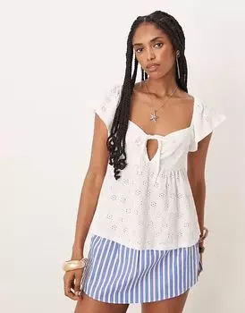 Топ Gina Tricot с завязками спереди и оборкой белого цвета