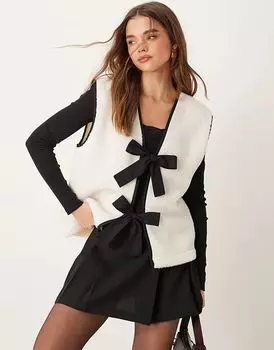 Топ из борга с бабочкой в кремовом цвете ASOS DESIGN