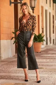 Топ из джерси с анималистичным принтом и имитацией запаха из вискозы и эластана Sosandar, коричневый