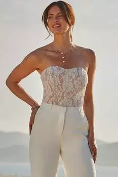 Топ из кружевного бандо премиум-класса моделирующий фигуру Sosandar, белый
