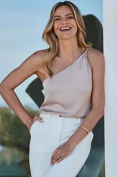 Топ на бретельках из миниатюрного атласа асимметрии с кольцами и декоративными деталями Sosandar, серебряный