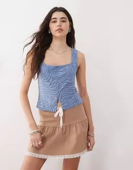 Топ Reclaimed Vintage с разрезом спереди, с синим флокированным принтом зебры