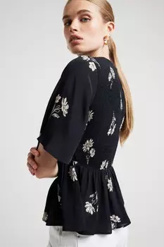 Топ с баской и сборками с цветочным принтом River Island, черный