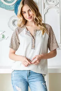 Топ с коротким рукавом и полукнопочным принтом в натуральную величину FASHNZFAB, цвет oatmeal