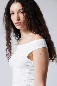 Топ с открытыми плечами и оборками Weekday, белый