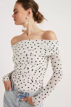 Топ с рюшами и открытыми плечами в горошек River Island, белый