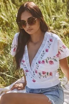 Топ с V-образным вырезом вышивкой и рюшами Lipsy, белый