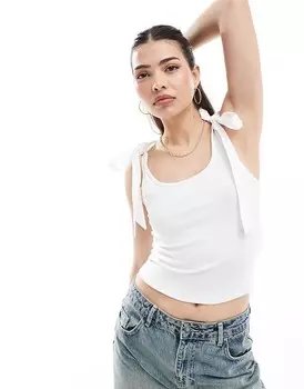Топ Stradivarius – белого цвета с завязанными бретелями