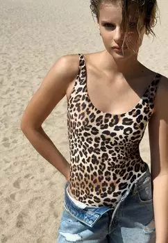 Топ STRAPPY WITH GATHERED DETAIL Bershka, коричневый