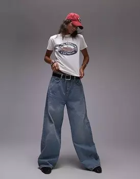 Topshop – белая короткая и облегающая футболка с принтом «Hotel Papillon»