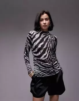 Topshop — жатый топ с высоким воротником, длинными рукавами и черно-белым животным принтом