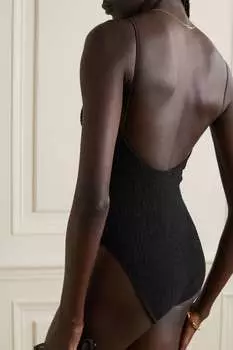 TOTEME + Купальник NET SUSTAIN из эластичного переработанного сирсакера с открытой спиной, черный