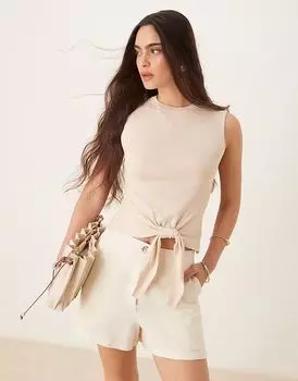 Трикотажная майка JDY с завязкой спереди и высоким воротом бежевого цвета