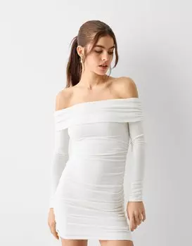 Трикотажное мини-платье с длинными рукавами, вырезом-бандо и комплектом Bershka, белый