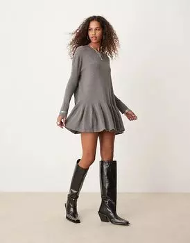 Трикотажное мини-платье с оборкой по подолу серого цвета Free People