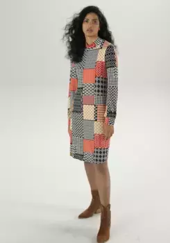 Трикотажное платье Aniston CASUAL с экстравагантным сочетанием узоров и нашивками – НОВАЯ КОЛЛЕКЦИЯ, белый