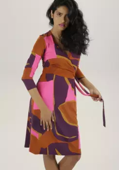 Трикотажное платье Aniston SELECTED с соблазнительным вырезом и модным принтом – НОВАЯ КОЛЛЕКЦИЯ, цвет Braun-Lila-Pink-Senfgelb