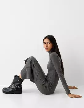 Трикотажное платье в рубчик с высоким воротником и длинными рукавами Bershka, серый