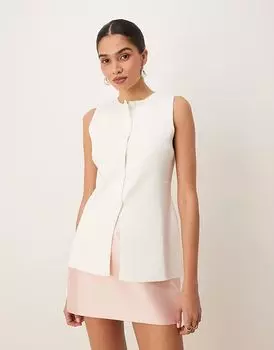 Трикотажный структурированный жилет ASOS DESIGN с круглым вырезом и разрезом спереди белого цвета