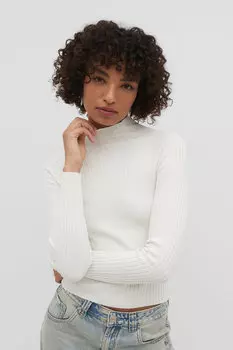 Трикотажный свитер в рубчик с высоким воротником Stradivarius, экрю