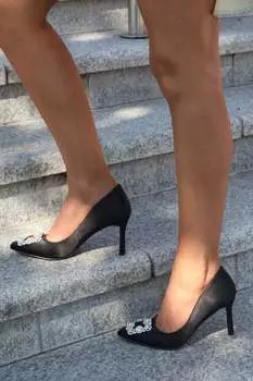 Туфли Danalina с острым носком и хрустальной брошью Linzi, черный