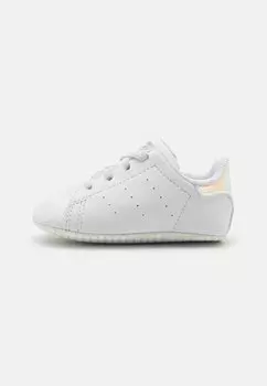 Туфли для ползания STAN SMITH CRIB UNISEX adidas Originals, цвет footwear white/silver metallic