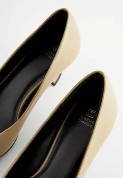 Туфли FOREVER COMFORT KITTEN HEEL COURT Next, бежевый