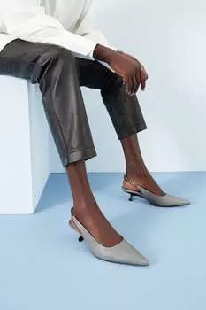 Туфли Forever Comfort на высоком каблуке-утке с ремешком украшенным цепочкой на пятке Next, серый