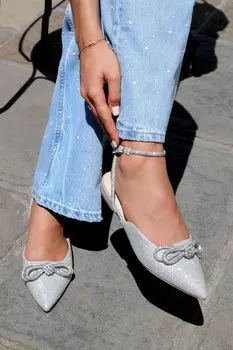 Туфли Mayla с пяткой на пятке на плоской подошве острыми носами и двойным бантом Linzi, серебряный