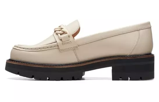 Туфли на платформе женские с низким верхом молочно-белые Clarks