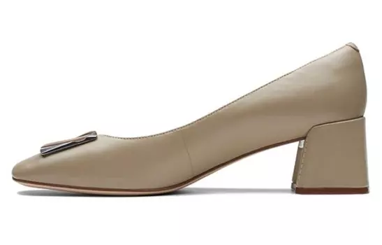 Туфли на высоком каблуке женские светло-хаки Clarks