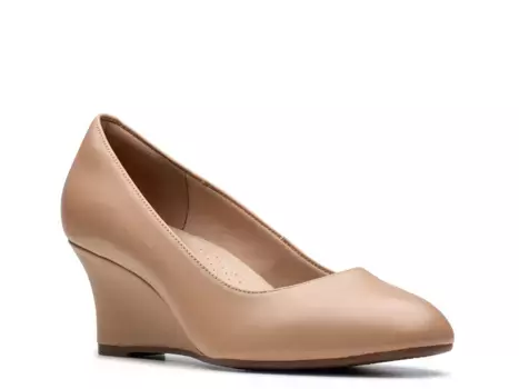 Туфли Olivette Pearl Wedge Pump Clarks, бежевый