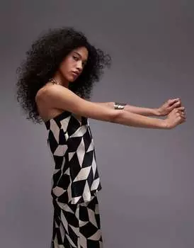 Удлиненный топ без бретелек Topshop с черно-белым геометрическим узором