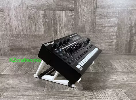 Угловая подставка 30 для Roland TR-6S Drum / MC-101 Groovebox — Цвет БЕЛЫЙ — от производителя KZcraftworks — продавец в США TR-6S / MC-101