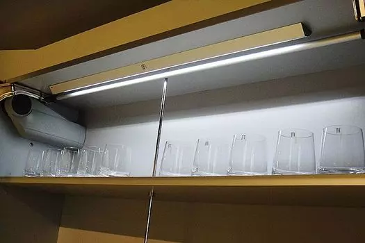 УГОЛ Светодиодный светильник белый PIR-датчик 39 светодиодов 400 мм 195LM Mextronic