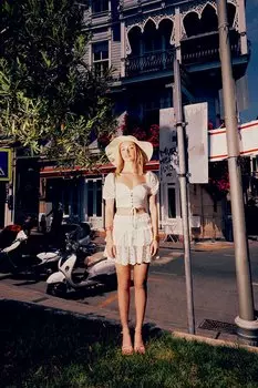 Укороченная блузка с фестонами, белая QUZU