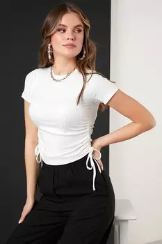 Укороченная блузка с короткими рукавами и сборкой по бокам 5864010 Lela, экрю