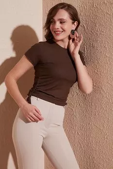 Укороченная блузка с короткими рукавами и сборкой по бокам 5864010 Lela, коричневый