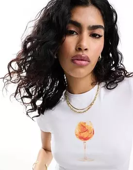 Укороченная футболка цвета слоновой кости с принтом в виде напитка ASOS DESIGN