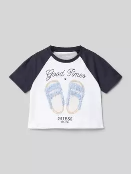 Укороченная футболка с этикеткой Guess