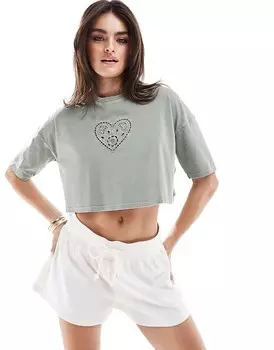 Укороченная футболка с короткими рукавами и вышивкой в виде сердца Miss Selfridge