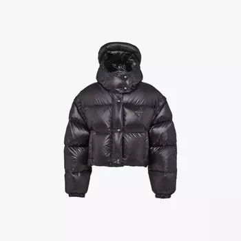 Укороченная куртка-пуховик с логотипом-пластикой Prada, черный