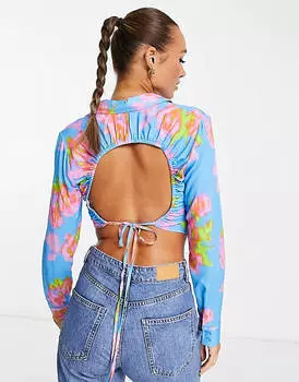 Укороченная рубашка с открытой спиной и принтом ярко-синих роз ASOS DESIGN